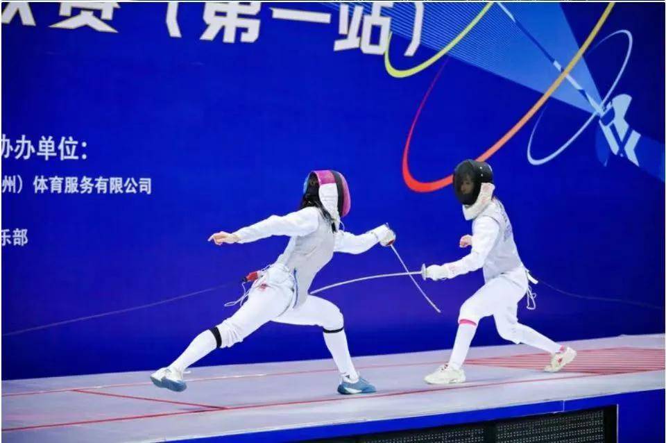 包含拉脱维亚选手在击剑比赛中斩获冠军的词条