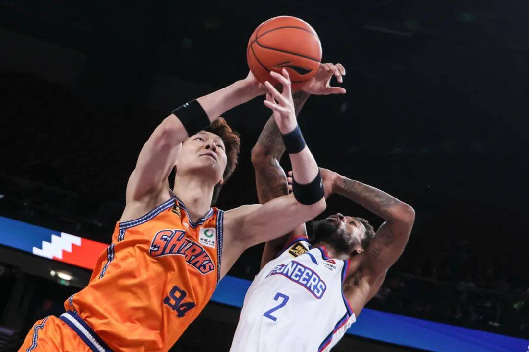 上海男篮客场获得胜利升至前四的简单介绍