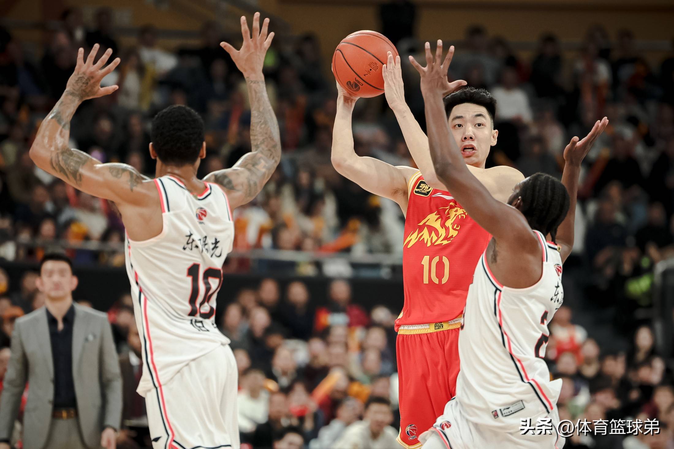 广东队员合作默契，登上冠军宝座