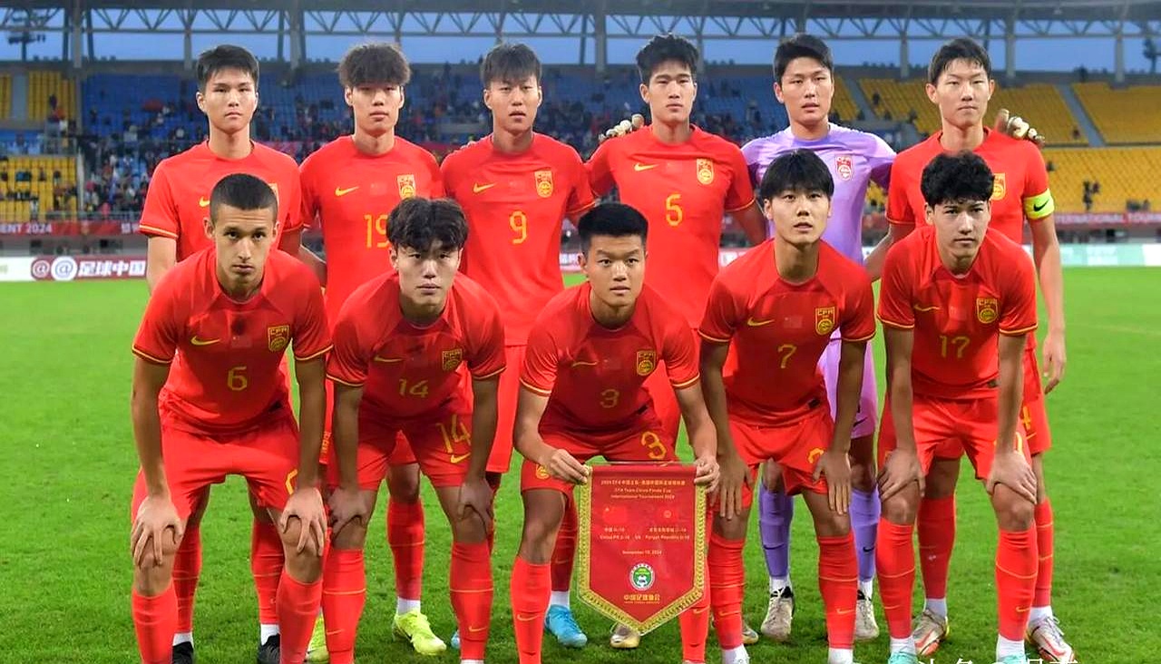 双方球队在足球比赛中展开激烈较量