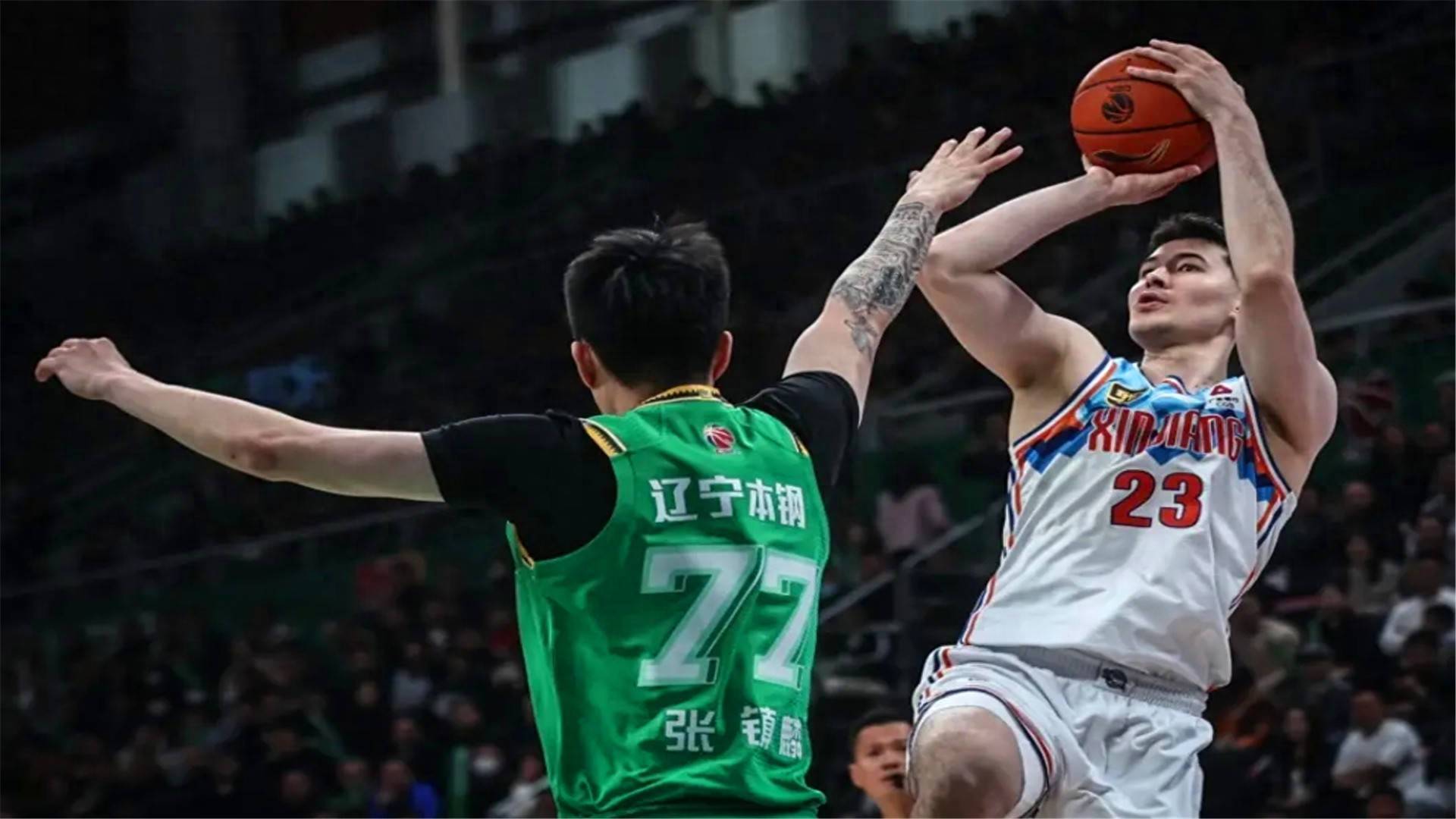 CBA球员在赛后庆祝胜利情绪高昂