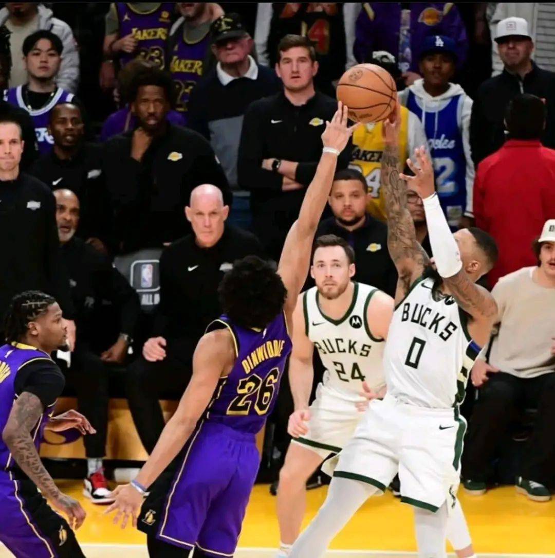 雄鹿击败湖人,继续保持不败 雄鹿击败湖人,继续保持不败